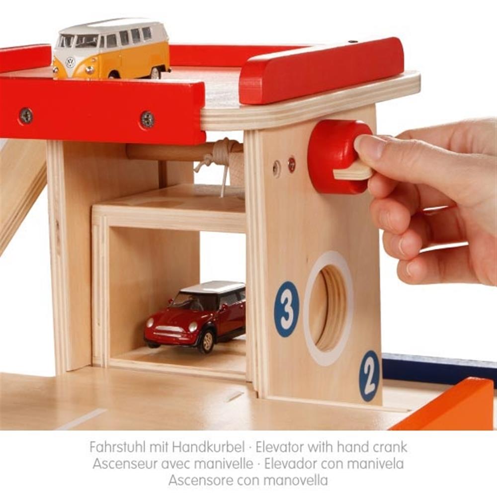 goki Parkhaus mit Tanksäulen und Waschanlage, Holzspielzeug