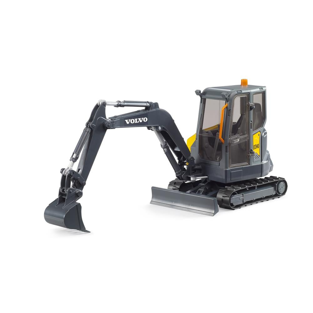 Bruder 02465 - Volvo Kompaktbagger ECR40, 360° Bagger mit Räumschild