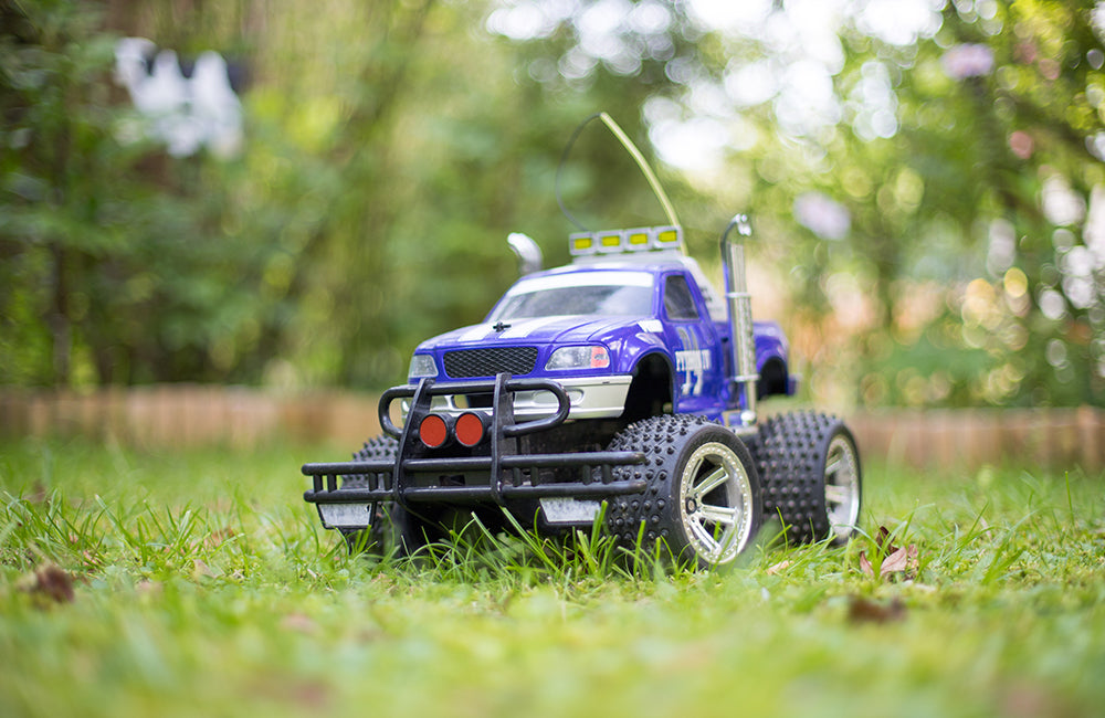 Ferngesteuerter Geländewagen auf einer Wiese.