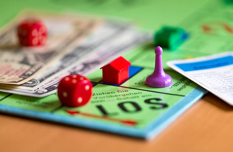 Brettspiel mit Würfel und Spielfigur.