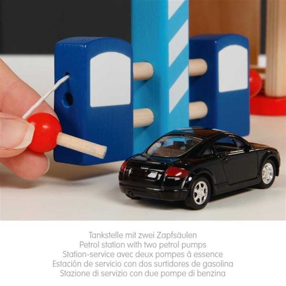 goki Parkhaus mit Tanksäulen und Waschanlage, Holzspielzeug